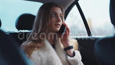 漂亮聪明的女人和她的伴侣讨论重要的任务，她在<strong>开车上班</strong>的时候打电话给她。